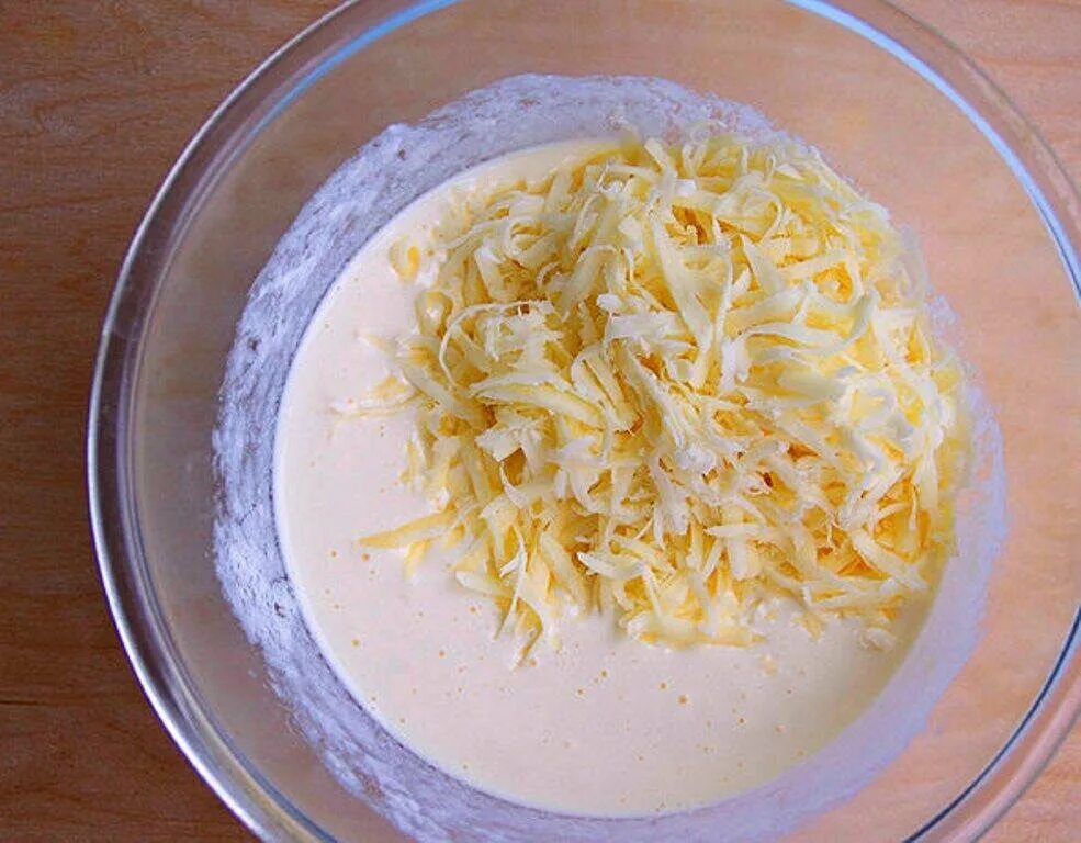 Сыр сулугуни тертый. Мука яйца сыр. Сыр сулугуни натертый. Натереть сыр и яйцо.