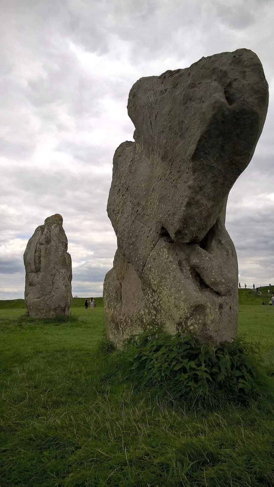 Stone 21. Мегалиты Эйвбери. Эйвбери памятники первобытного. Мегалитические сооружения менгиры. Мегалитическая архитектура менгиры.