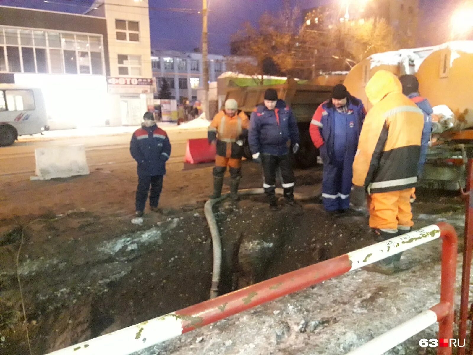 Архангельск авария на водопроводе. Прорыв водопровода. Аварийная бригада трубопроводы. В Куйбышевском районе из за коммунальной аварии.