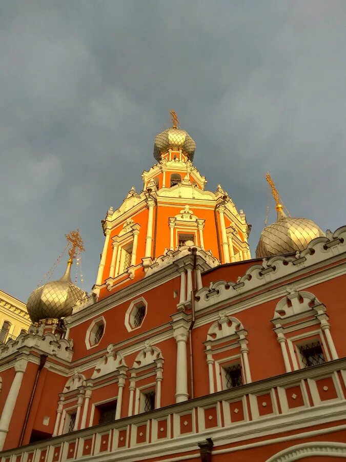 Храм иконы божией матери московское барокко. Церковь знамения в романовом переулке. Храм знамения на шереметьевом. Церковь знамения пресвятой богородицы в москве романов переулок. Храм знамения на шереметьевом.