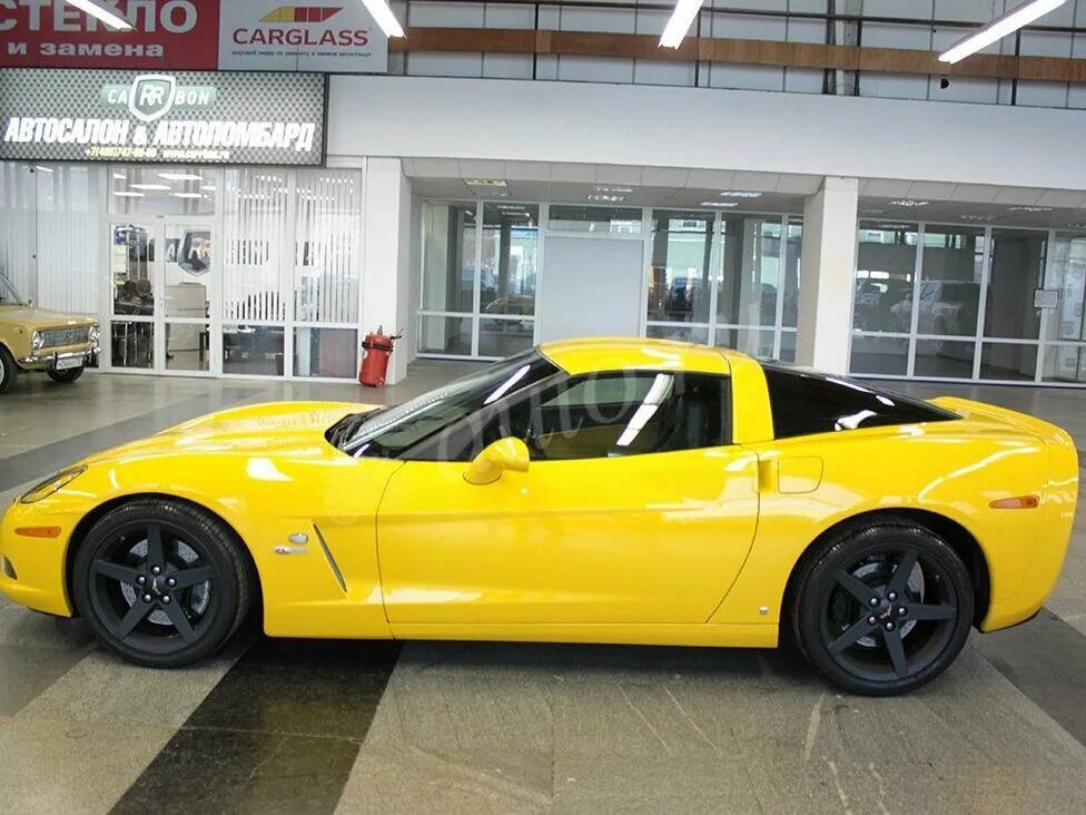 Какая машина у мажора в 1. Chevrolet Corvette c6 желтый. Chevrolet Corvette c6 мажор. Желтое Шевроле Корвет 2007. Chevrolet Corvette c7 из МАЖОРА.