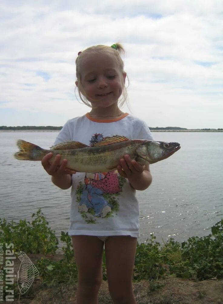Дочь рыбака читать. Дочка рыбака. Дочь рыбака 2020. Надпись дочь рыбака. Фотография дочь рыбака.