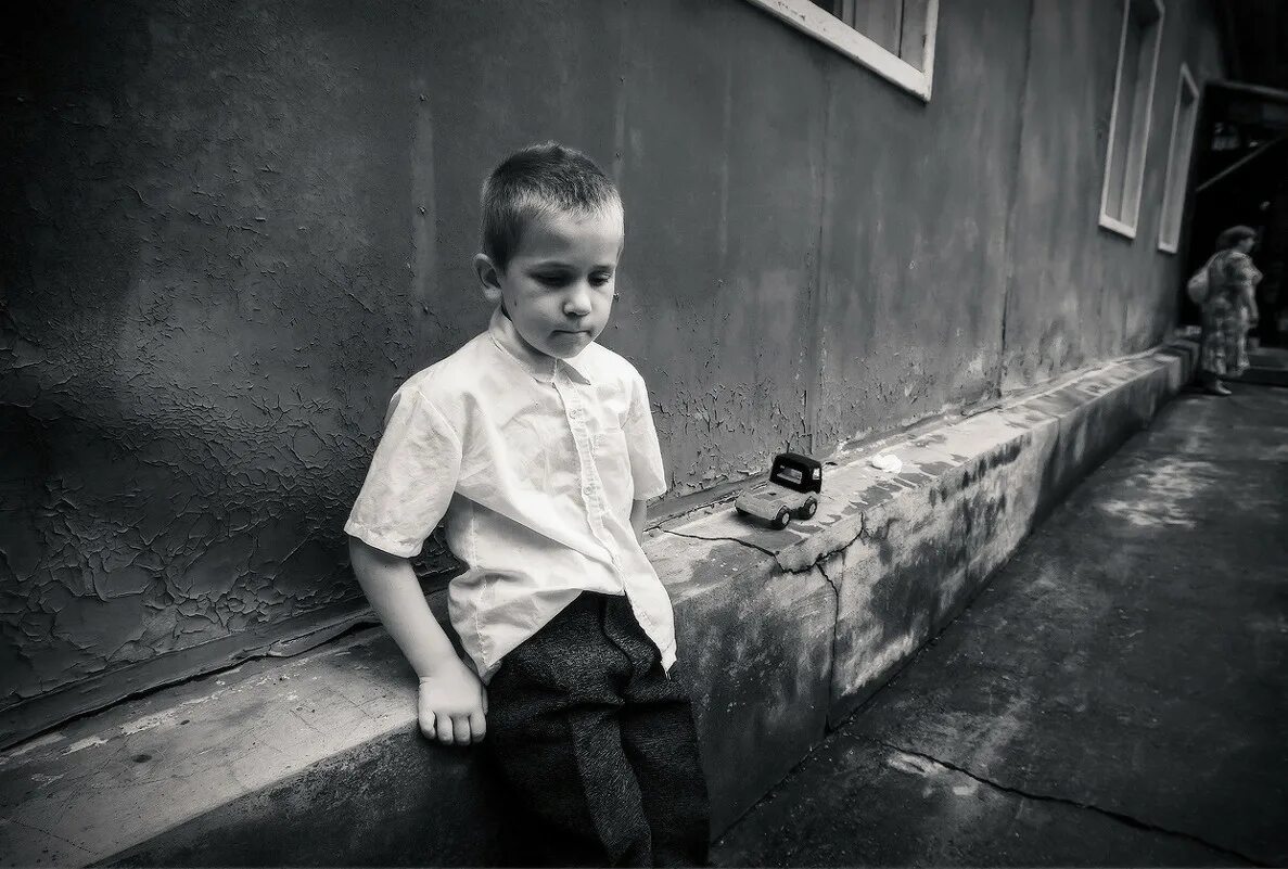 Мальчик в одиночестве. Маленький мальчик со спины. В каком городе 1 мальчик. Мальчишки на великах. В каком городе 1 мальчик.