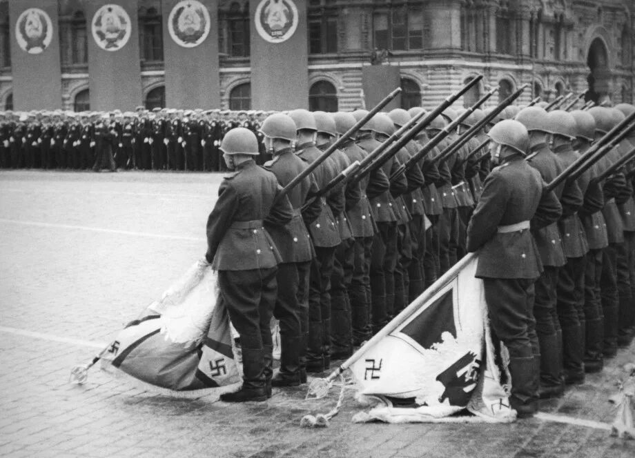 Парад победы германия. Солдаты парад Победы 1945. Парад Победы 1945 знамена. Парад Победы 24 июня 1945 года фашистские знамена. Парад Победы 1945 года фашистские знамена.