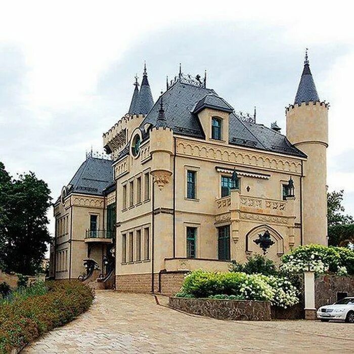 Особняк пугачевой и галкина в деревне грязь. Замок в деревне грязь максима галкина. Пугачева дом 1. Пугачева дом 1. Замок аллы пугачевой.