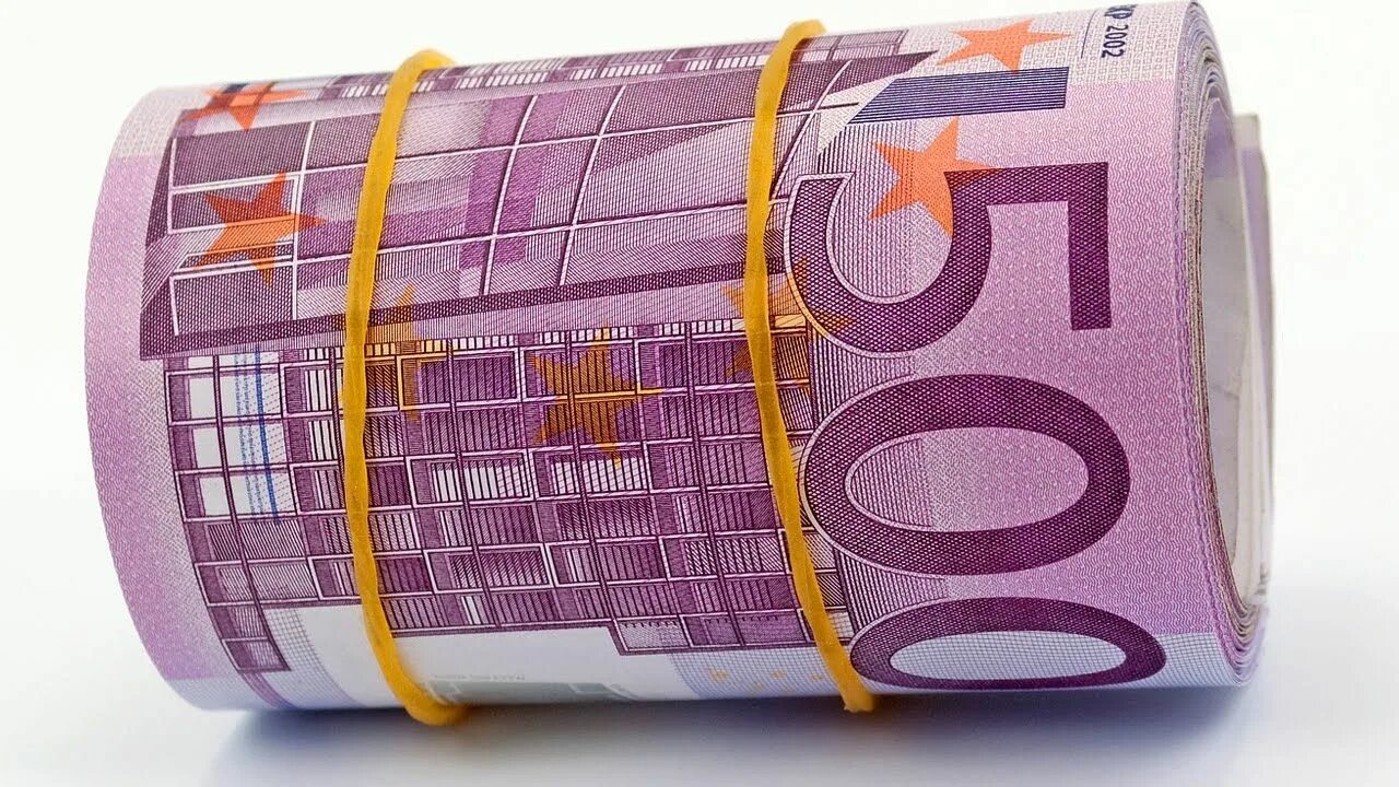 Свернутые купюры. Купюра 500 евро. Сверток денег евро. Рулон евро. Деньги свернутые в трубочку.
