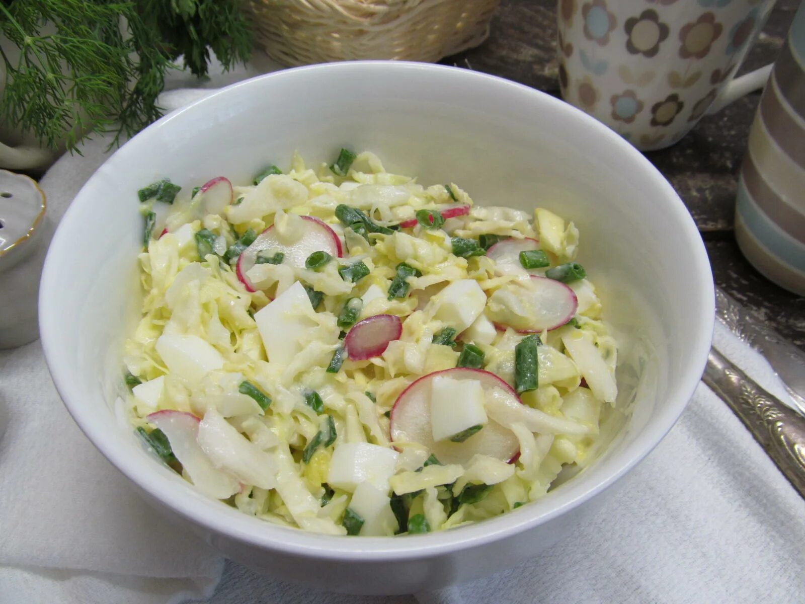 Салат из пекинской капусты с огурцом и яйцом. Салат с капустой и яйцом. Салат с редиской и капустой. Пекинская капуста с кукурузой и огурцами. Салат с яйцом и огурцом.