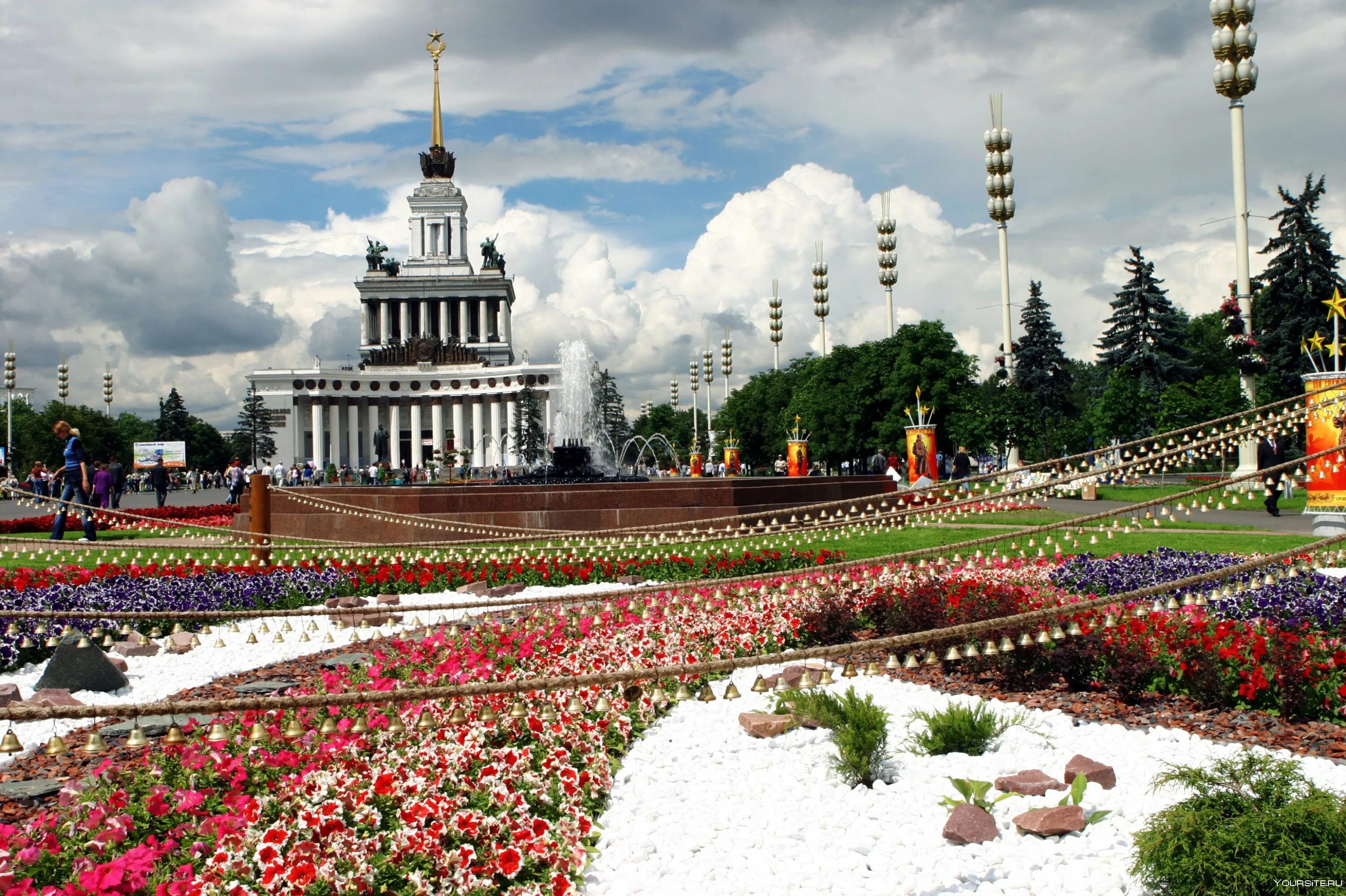 Всероссийский выставочный центр (ВВЦ). ВДНХ В Москве. Парк ВДНХ. ВДНХ весной.