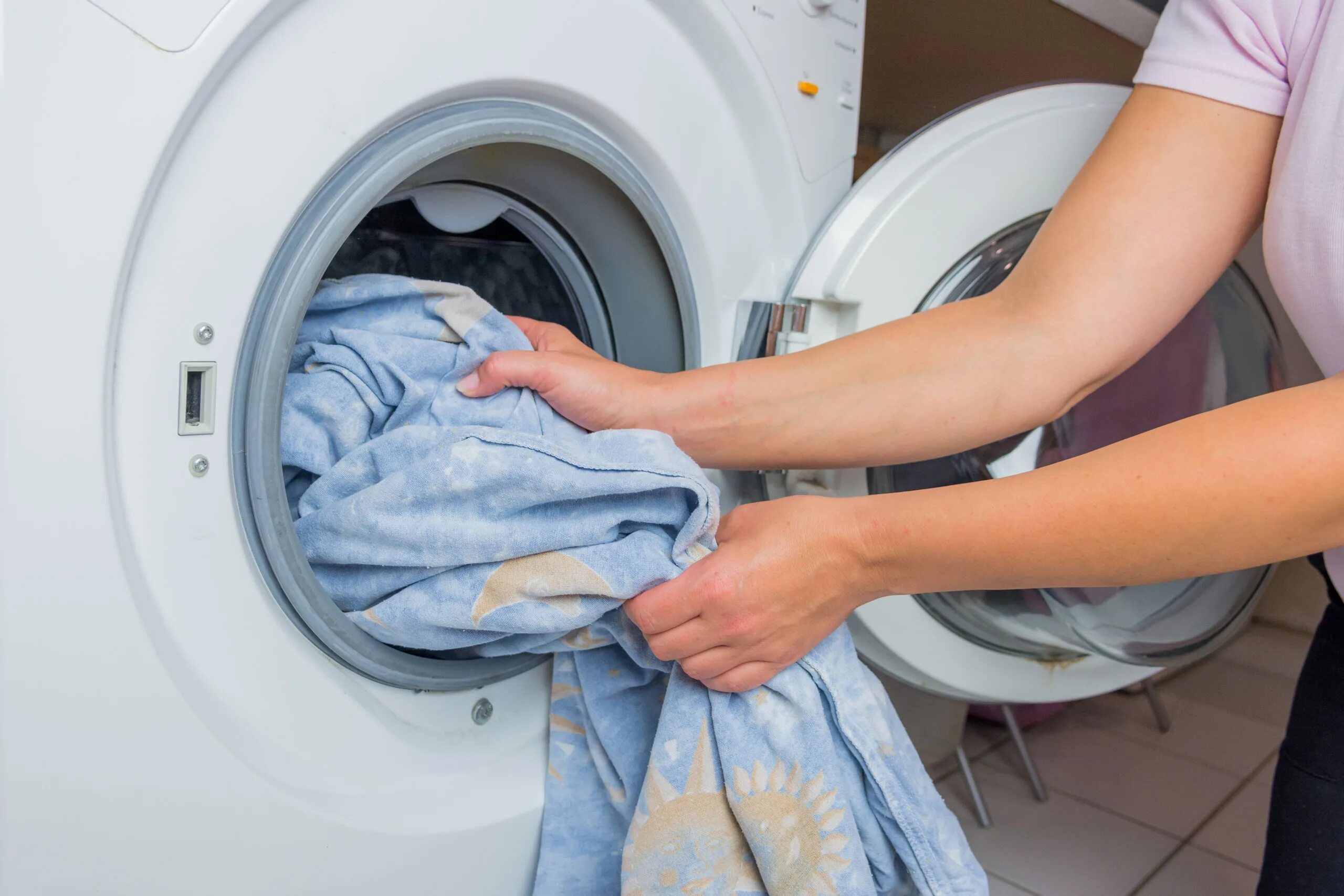 можно ли стирать ночью в стиральной машине. прачечная для стирки постельного. расклеенные кроссовки. можно ли стирать ночью в стиральной машине. картинки на одежде для стирки.