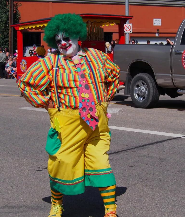 Нога клоуна. Ноги клоуна. Клоун водитель. Смешные ноги клоуна. Люди клоуны с длинными ногами.