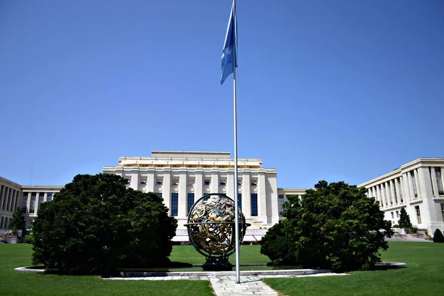 Швейцарская штаб квартира оон. Дворец наций в Женеве. Здание ООН В Женеве. Дворец наций Женева ЮНКТАД. Здание организации Объединенных наций Женева Швейцария.