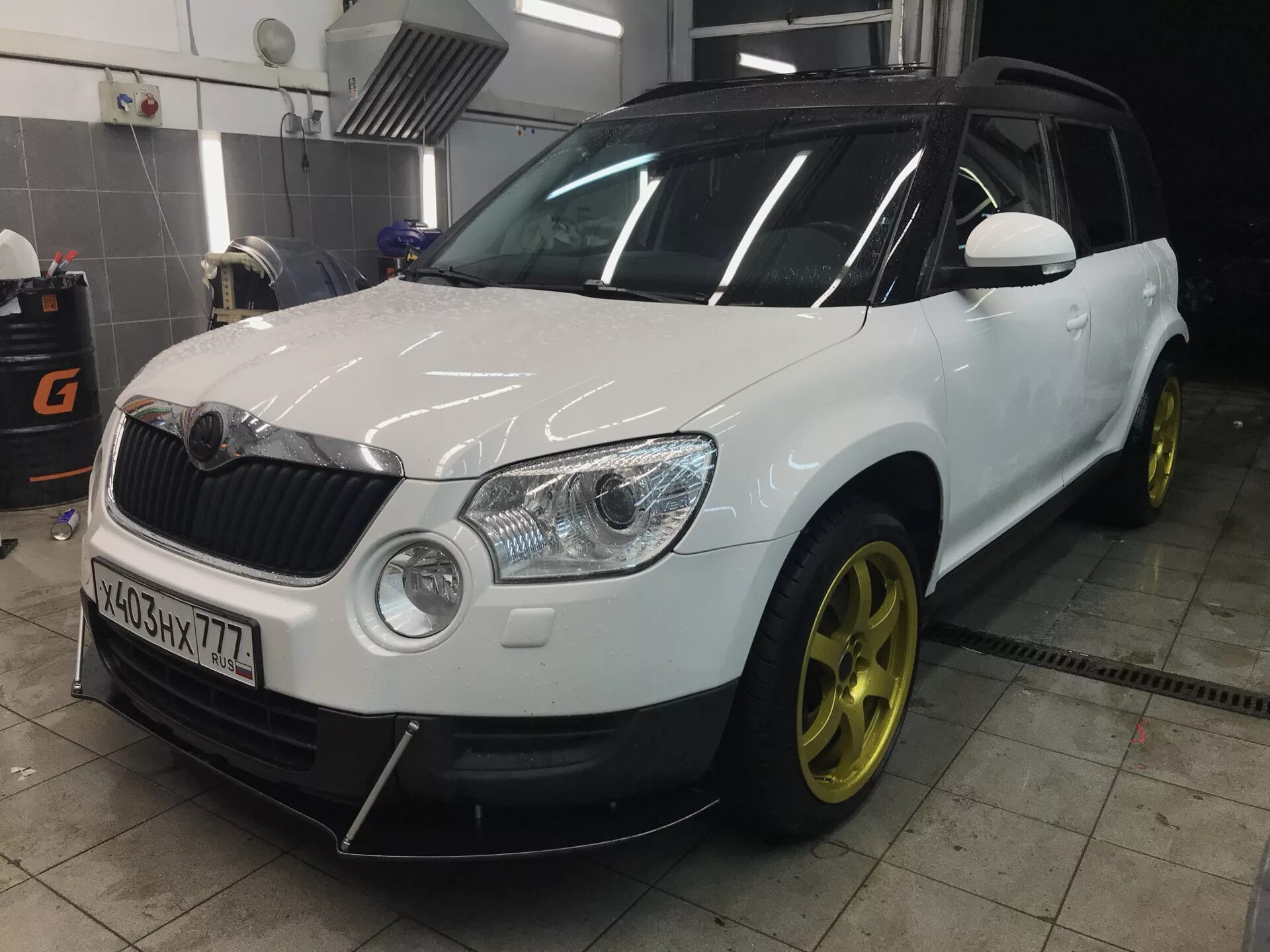 Тюнинг йети. Skoda Yeti Tuning. Skoda Yeti тюнингованная. Skoda Yeti антихром. Сплиттер Skoda Yeti.