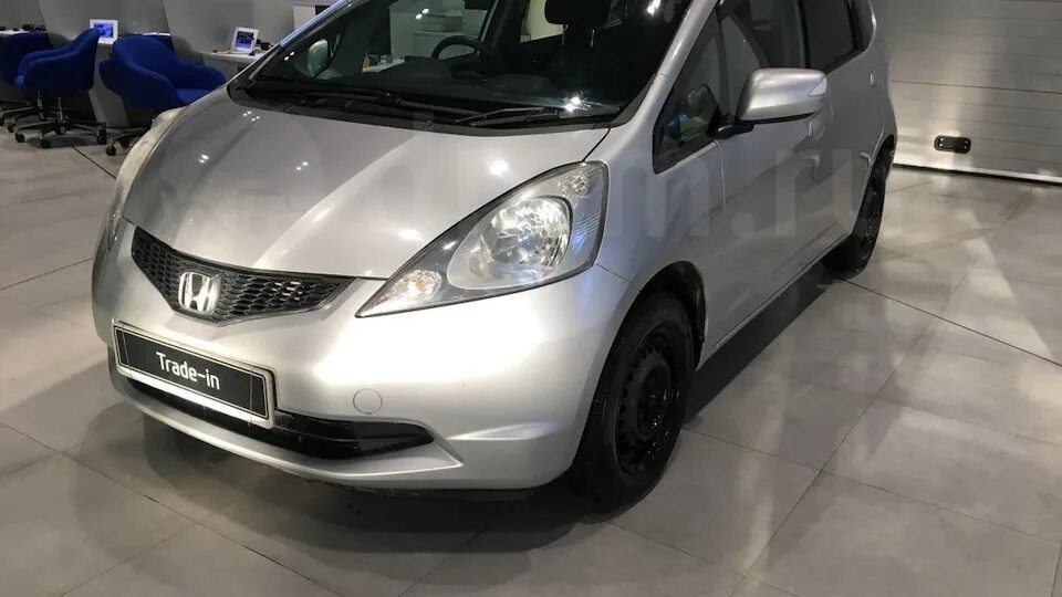 Купить хонда в кемеровской области. Honda Fit Grey. Хонда фит серая. Хонда фит серая гибрид. Машина фит серый.