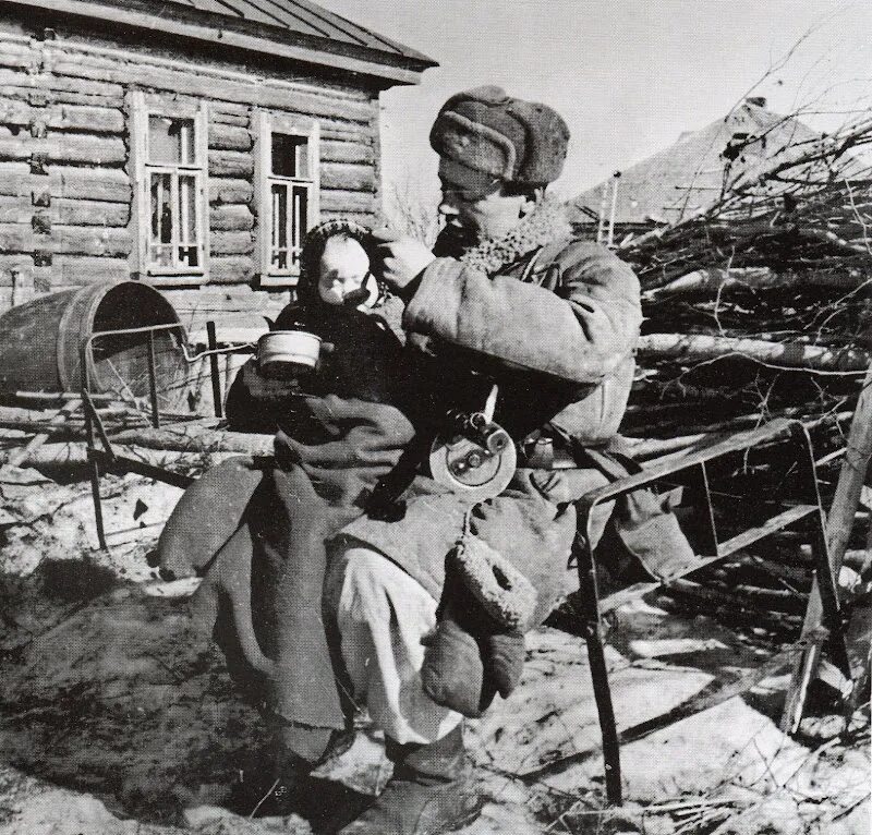 В военные годы переехали в. Дети деревни в годы войны 1941-1945. Немцы и дети в деревне 1941-1945. Разрушенная деревня 1945 ВОВ.