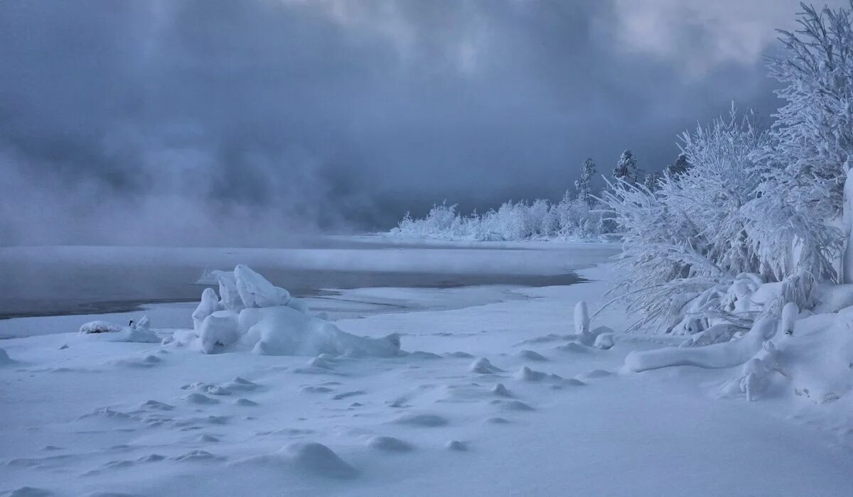 Русски снег бураны. Суровая зима. Метель. Лютая зима. Суровый зимний пейзаж.