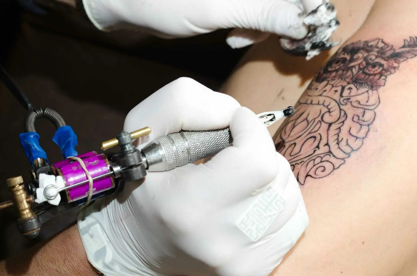 Сколько нужно держать тату. Аппарат для наколок. Машинка для татуировок. Процесс нанесения Татуировки.