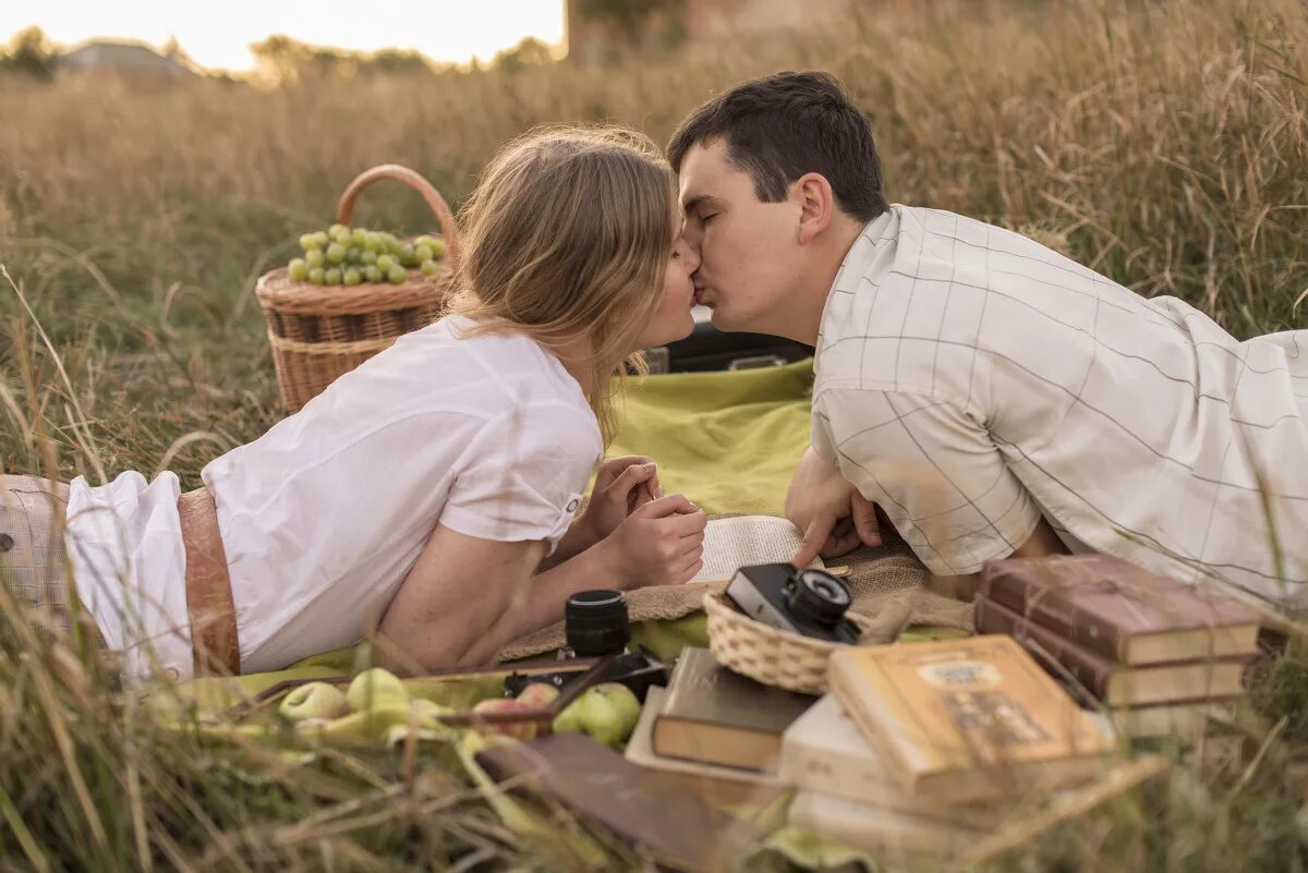 парень на пикнике. счастливая молодая пара. мужчина и женщина на даче. парень с девушкой на пикнике. парень с девушкой на пикнике.
