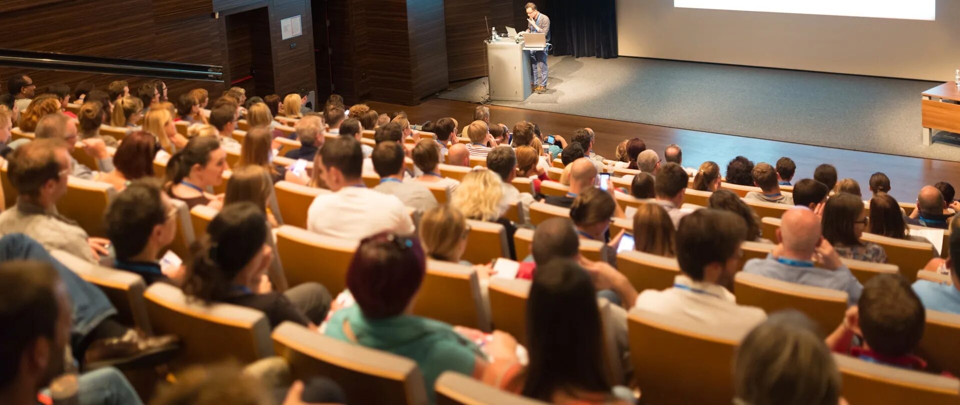 Люди на конференции. Текст научного стиля. Особенности научно-популярного стиля. Подстили научного текста. Научно популярное выступление.