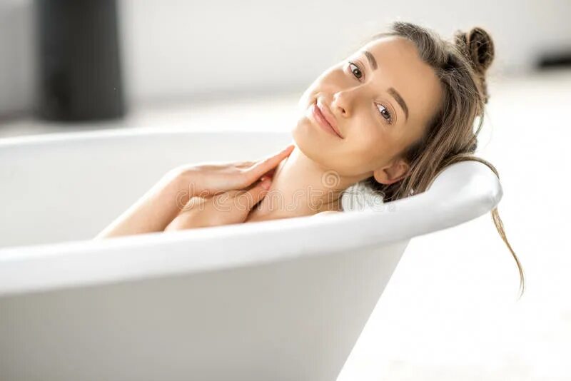 Как расслабляются женщины. Расслабленная женщина в ванной. Ванна перед сном. Молочная ванна Клеопатры. Красивая девушка в молочной ванне.