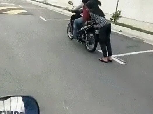 Когда мотоцикл начинает вилять как называется. Мотоцикл gif. мотоцикл прикол гиф. гифки смешные на мотоциклах. приколы с мотоциклами gif.