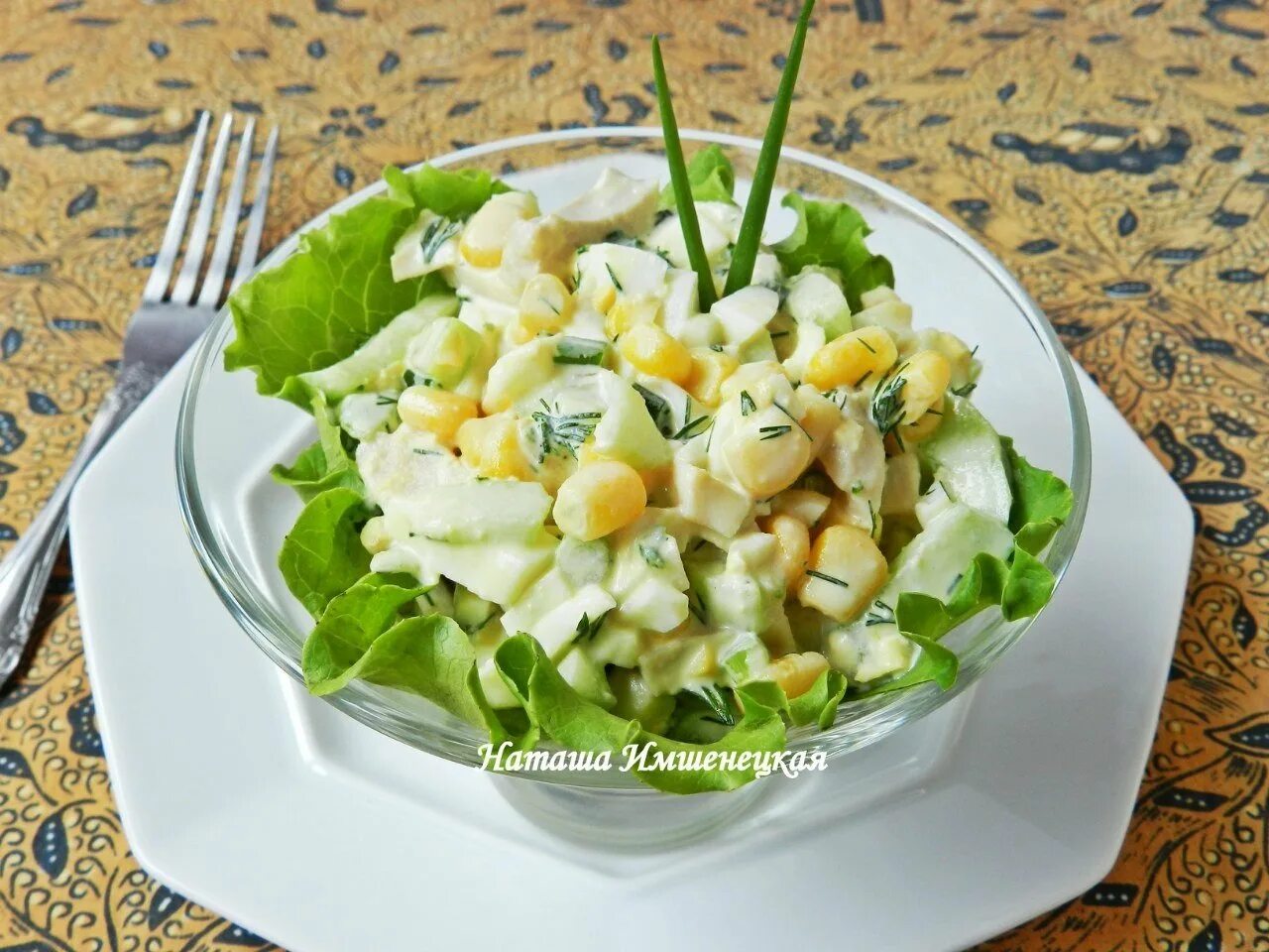 Простой салат из яиц огурцов. Салат с кальмарами и яйцом и огурцом. салат с кальмаром и огурцом. салат с кальмарами и яйцом. салат с кальмарами и кукурузой.