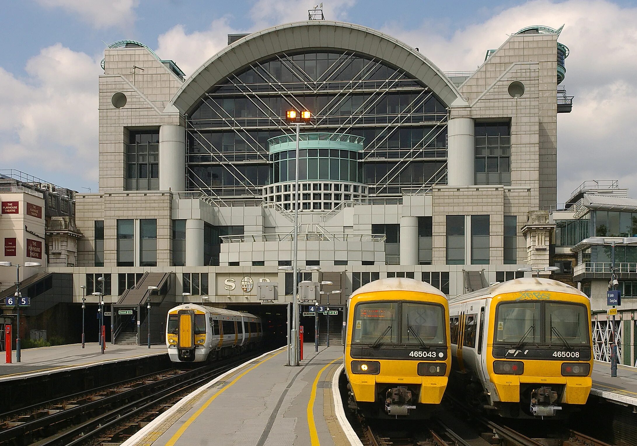 Вокзал Чаринг кросс. Вокзал Чаринг кросс в Лондоне. Железнодорожный вокзал Чаринг - кросс-. Чаринг-кросс (станция метро).