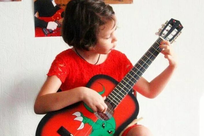 Урок гитары 3. Кружок гитары для детей. Занятия на гитаре для детей. Детская учебная гитара. Взрослые и дети с гитарой.