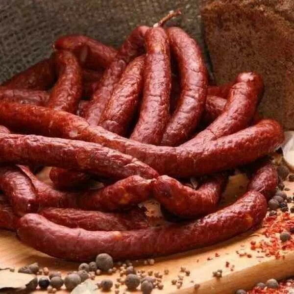 Фасоль охотничьи колбаски. Колбаски охотничьи сырокопченые. копченые колбаски. копченая колбаса охотничья. сырокопченые сосиски.