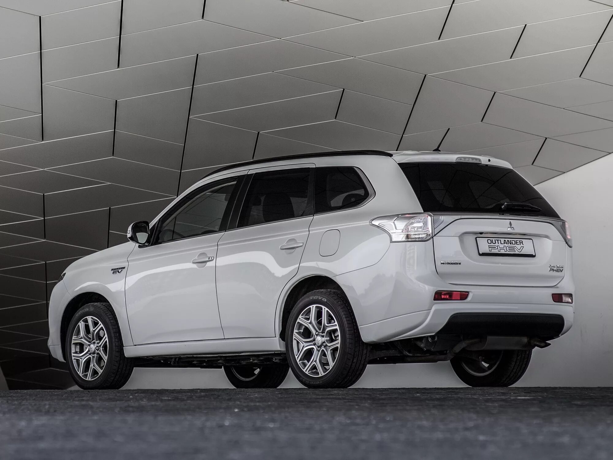 Mitsubishi outlander 5. Митсубиси Аутлендер 2012. Митсубиси Аутлендер 2012г. Mitsubishi Outlander 2012 3 поколение. Митсубиси Аутлендер 3 2012.