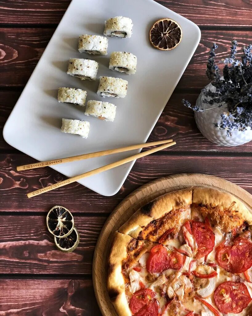 Пицца в подарок. Вкусные суши приложение. Пицца ролл приложение. Пицца ролл приложение. Пицца или суши.