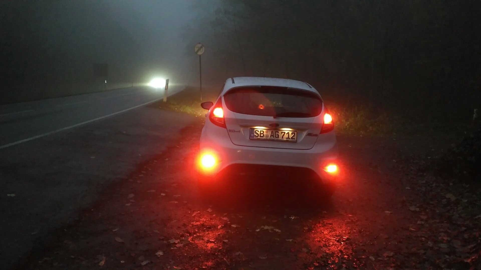 Задние противотуманные можно использовать. Ford fiesta противотуманки задние. задняя противотуманная фара в тумане солярис. свет противотуманных фар джентра 2013. задний противотуманный фонарь на авто.