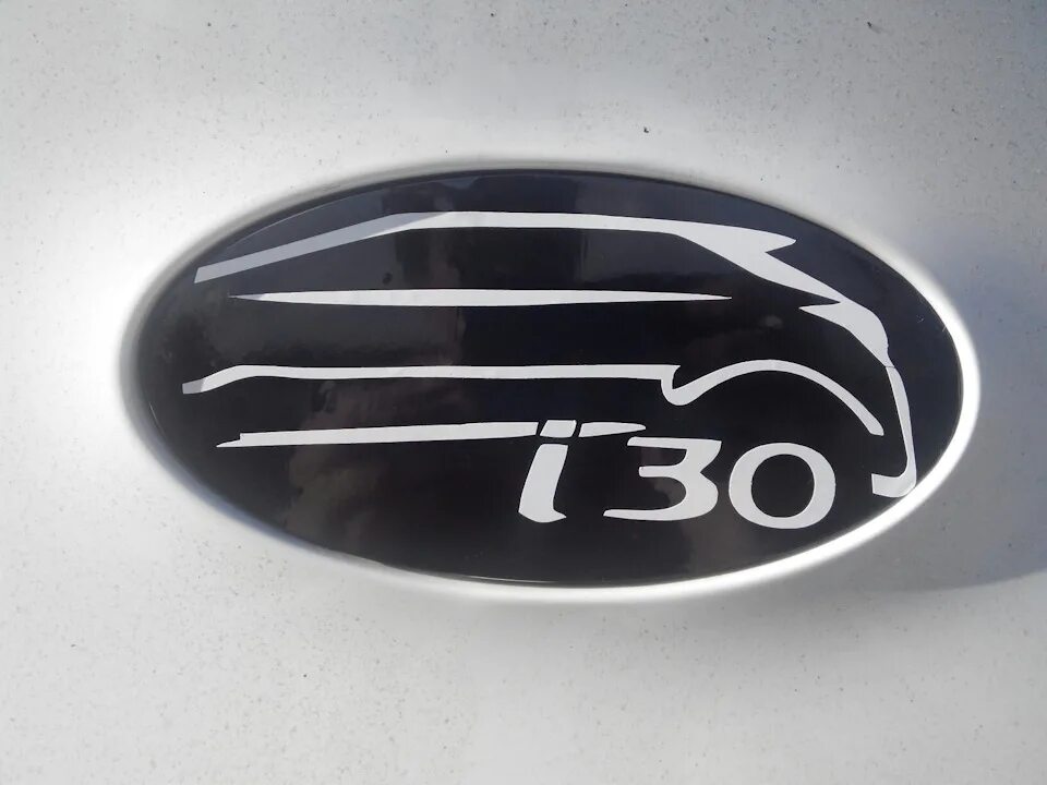Логотип на крышке. Значок Hyundai на багажник i30. Наклейки Хендай. Hyundai Motors наклейка. Наклейки на эмблему Хундай.