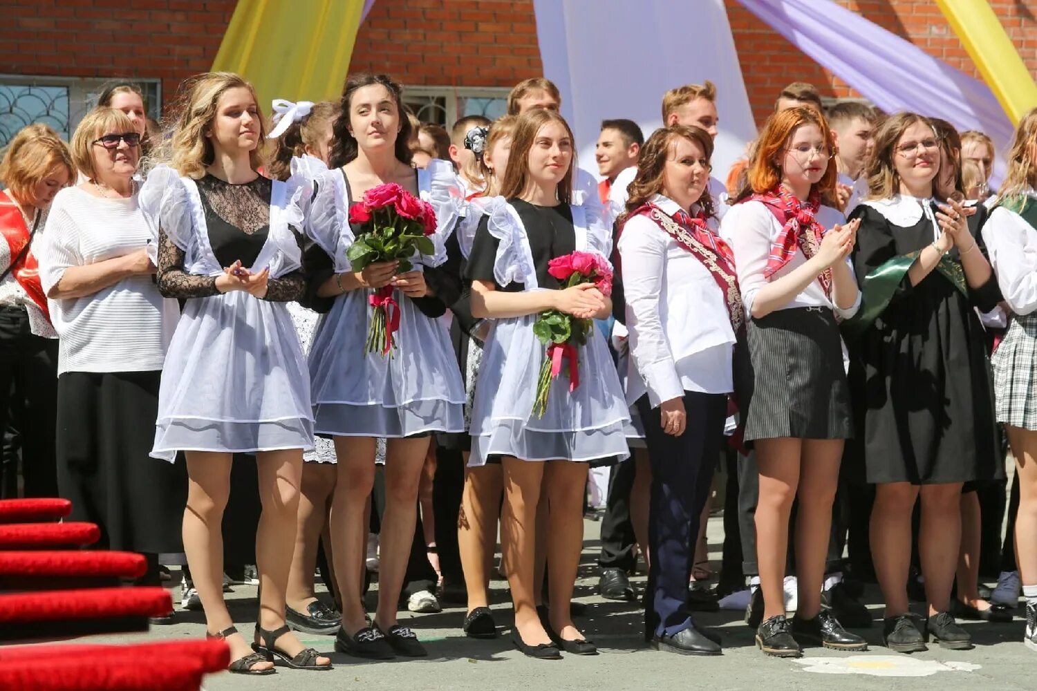 платье на выпускной 2023 11 класс. фотосессия выпускников. выпускница года 2023. выпускницы. девушки на выпускном.