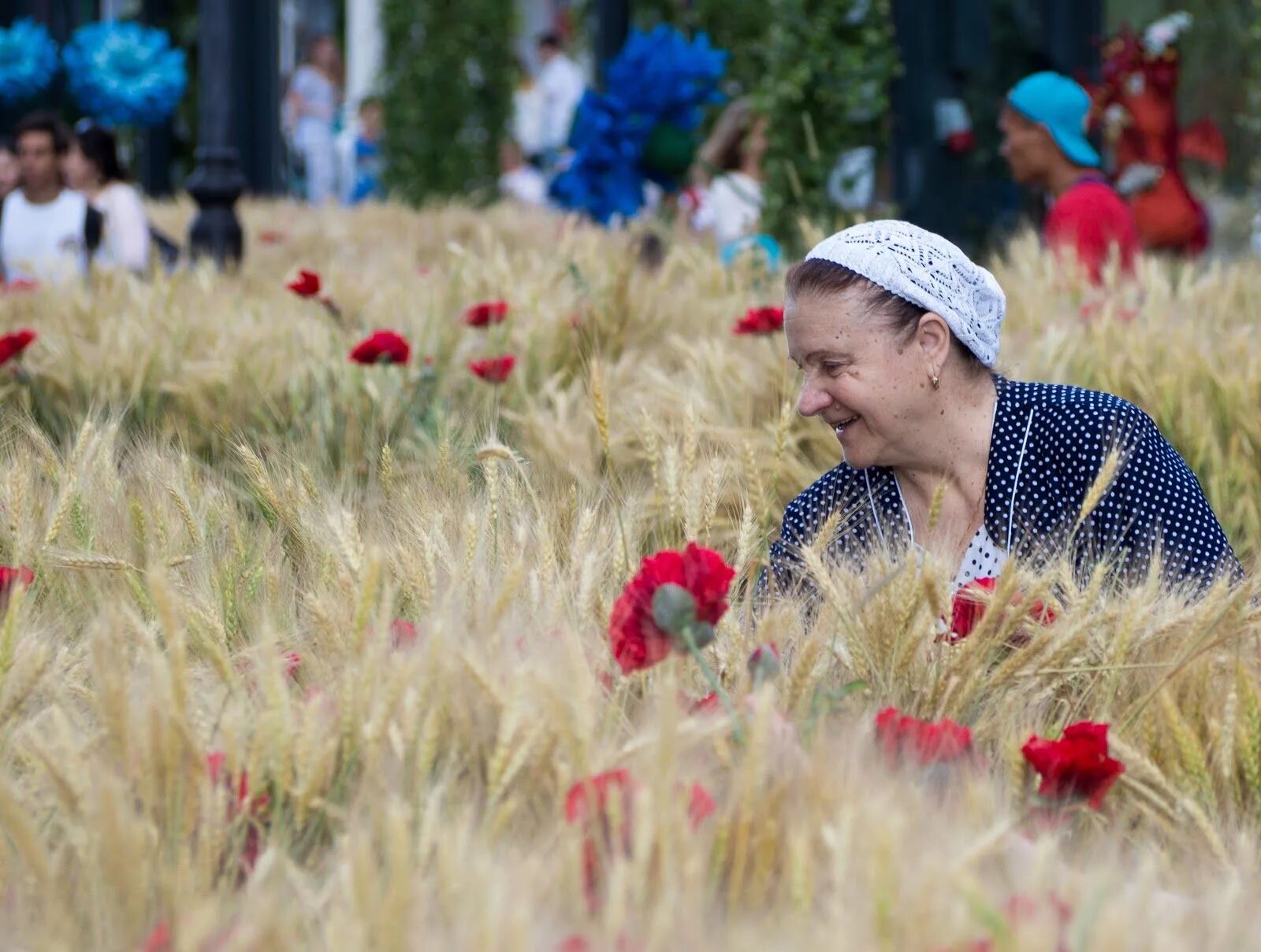 Пшеничное поле на красной площади. Фотоблоги России. Women day in russia