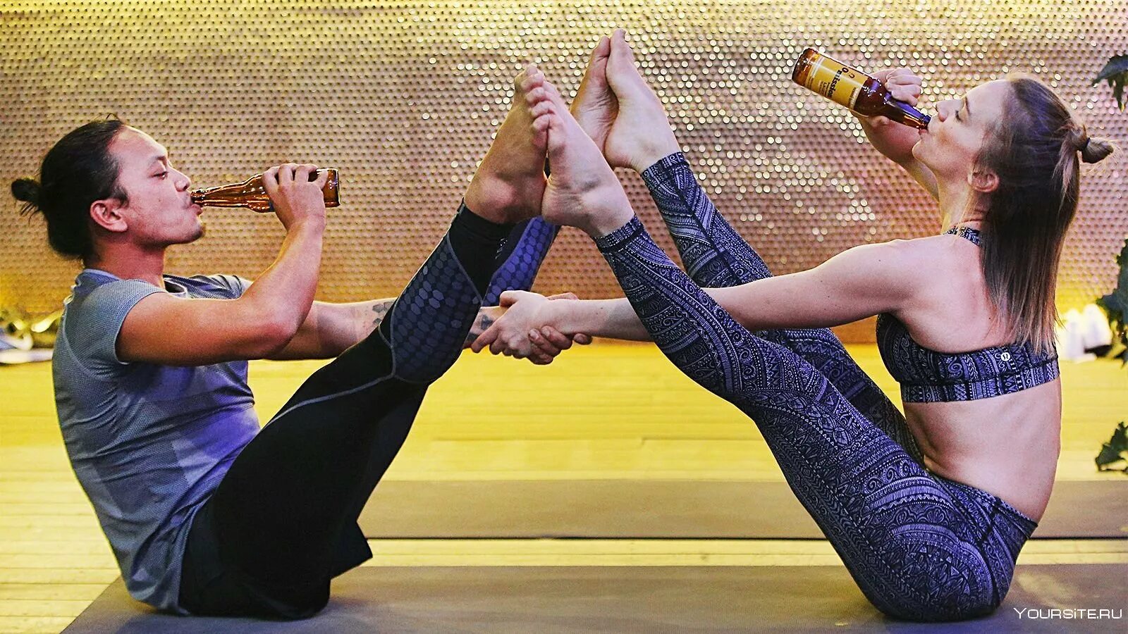 Человек в необычной позе. Йога с пивом. Йога утро. Странные позы для фотосессии. Йога мужчина.