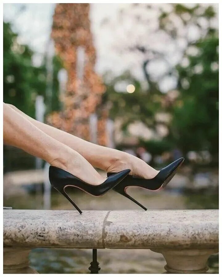 ножки девушек. ноги в туфлях. красивые ножки. женские ноги в туфлях. женщины в босоножках на каблуке.