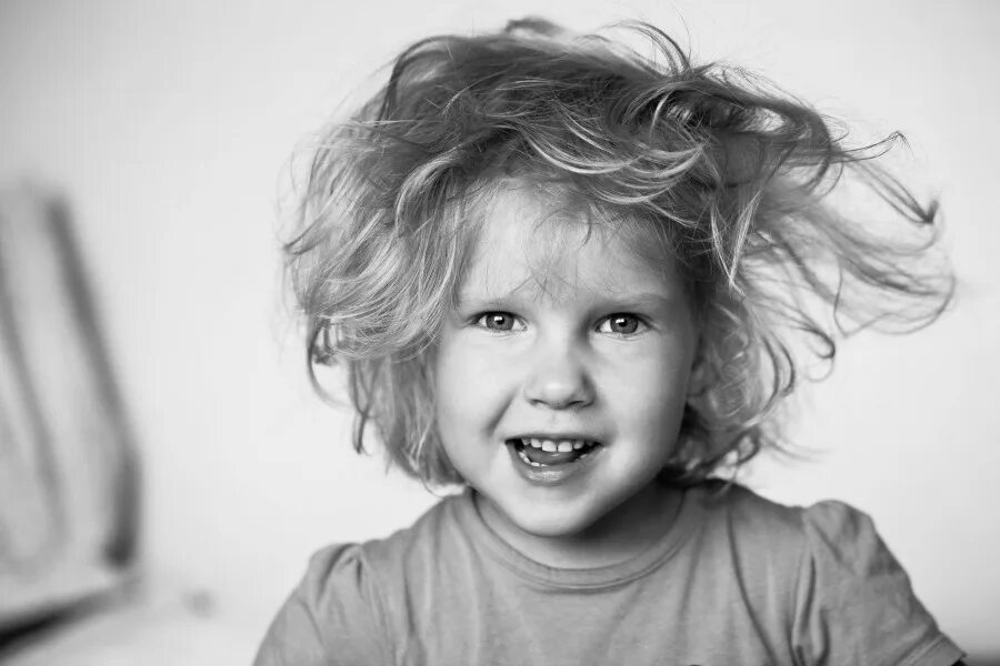 Девочка удивление. Ребенок гримасничает. Детский восторг. Насмешник и кривляка. Ребенок кривляка.