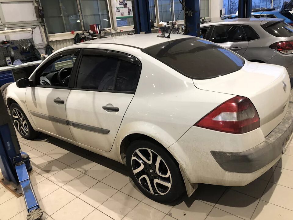 Renault Megane 2 r17. Renault Megane 2 17 r17. Рено Меган 2 17 колеса. Диски Рено Меган 2 r17. Рено р17