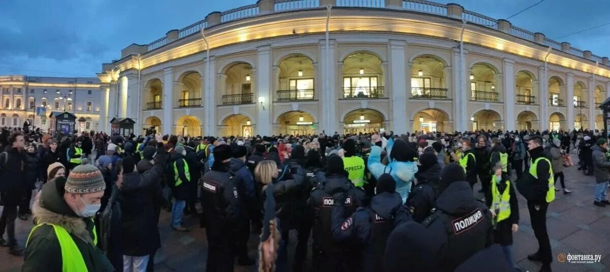 Митинги СПБ Гостиный двор Санкт-Петербург. Митинг в Санкт Петербурге. Протесты в Питере. Протесты в Москве. Новости против украины