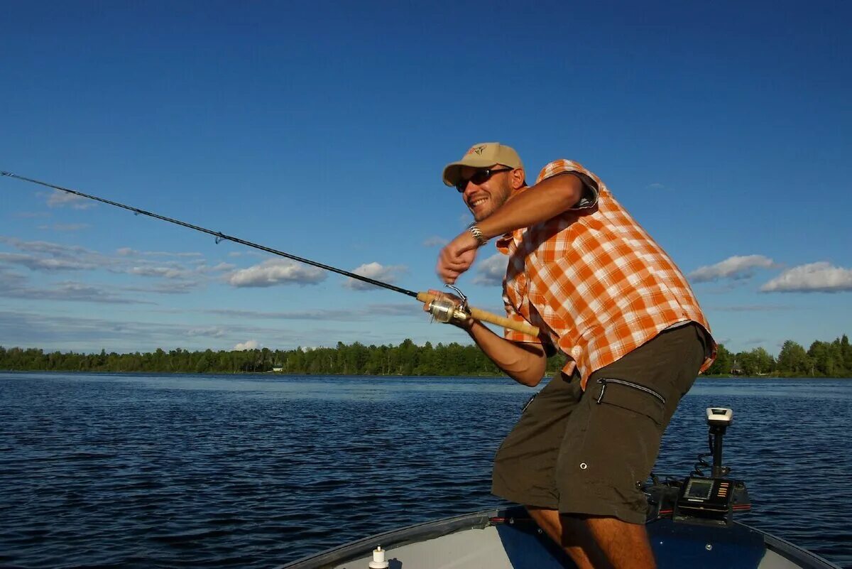 Ловить удочкой сонник. Рыбак с удочкой. Мужчина рыбачит. Мужчина на рыбалке. Природа рыбалка.