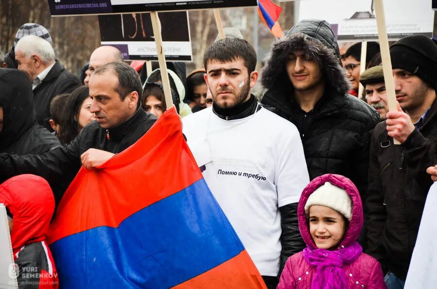 Сколько погибло армян. Геноцид армян картинки. Армяне до геноцида фото. Цветок в поддержку армян.