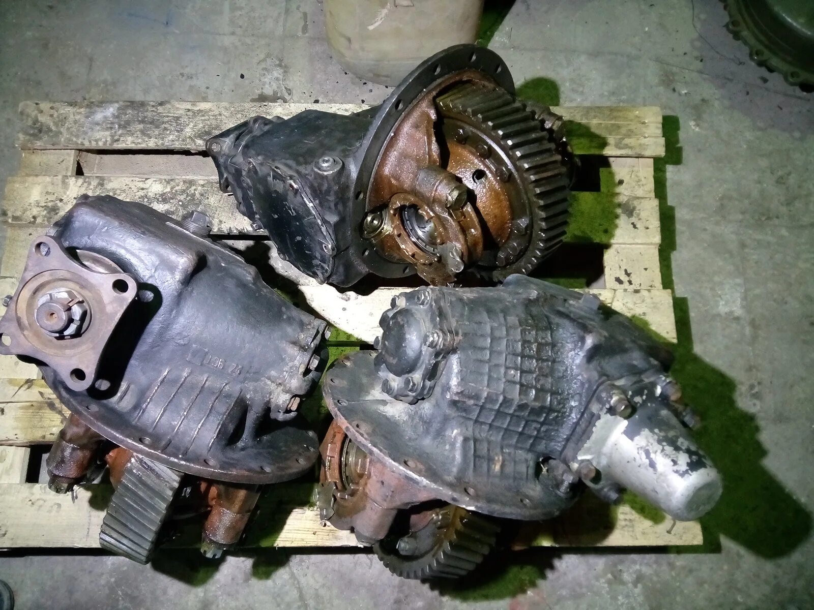 Редуктор зил 131. Редуктор средний зил 131. Дифференциал заднего моста зил 131. Передний редуктор зил 131. 131-2402010 редуктор заднего моста.