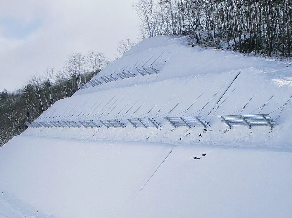 розовый снежок из снега. снежная защита. зима в саду. снегозащитные манжеты на штанах. обеспечение мер безопасности в случае схождения снежных лавин.