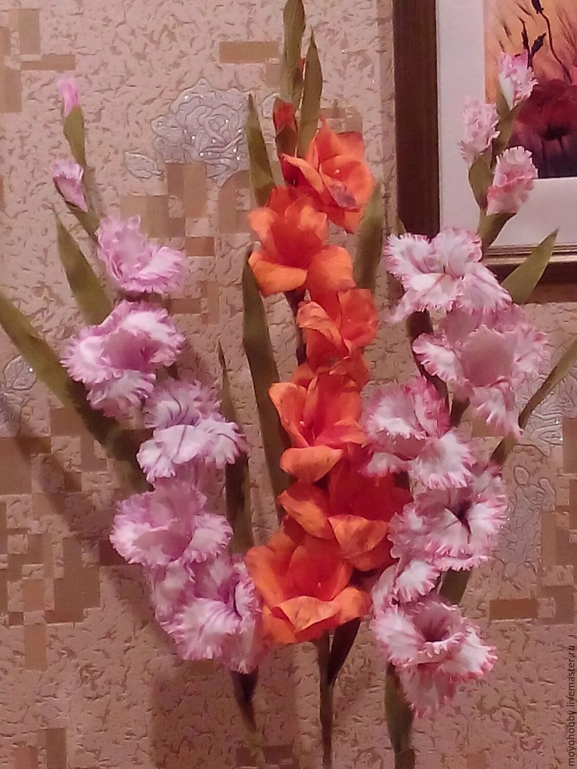 Поделка гладиолусы. Гладиолусы из гофрированной бумаги своими руками. Гладиолус с изолона. Гладиолус цветок изгафрировоной бумаги. Гладиолусы из гофрированной бумаги.
