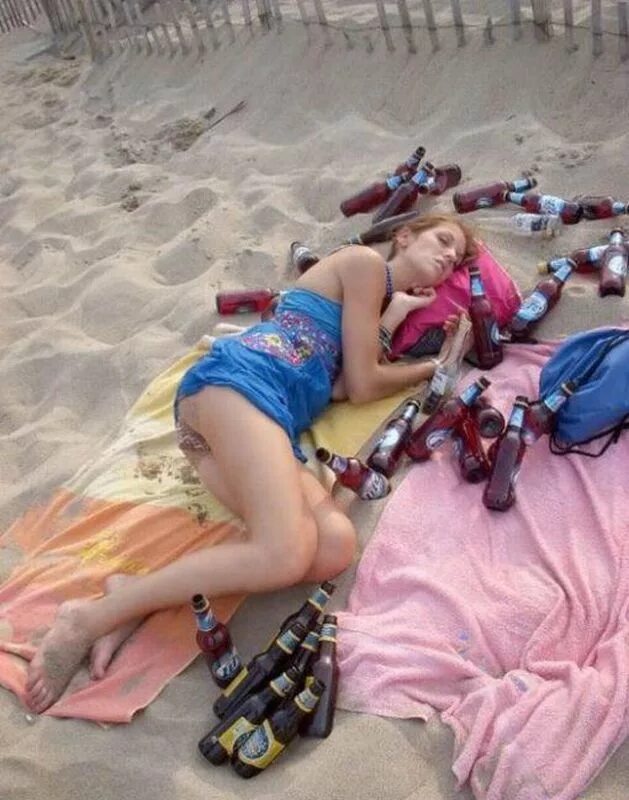 пьяные женщины на пляже. пьяная женщина на пляже. женщина отдыхает на пляже. пьяные девушки на море. пьяные женщины на пляже.