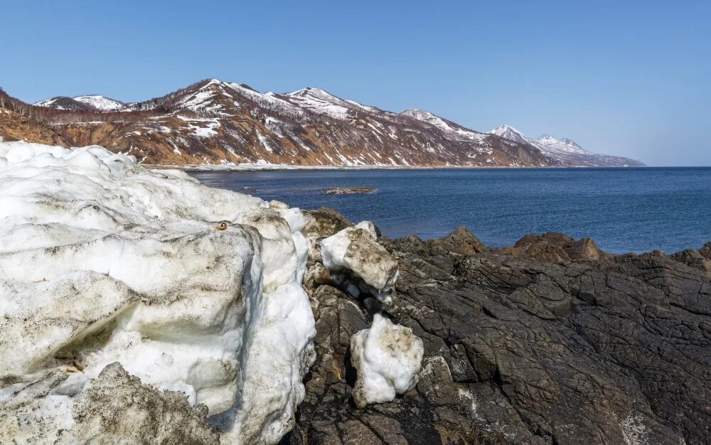 Метель в апреле. Сахалин в апреле фото. Что посмотреть на сахалине в апреле. Природа сахалина весна. Южно сахалинск море зимой.