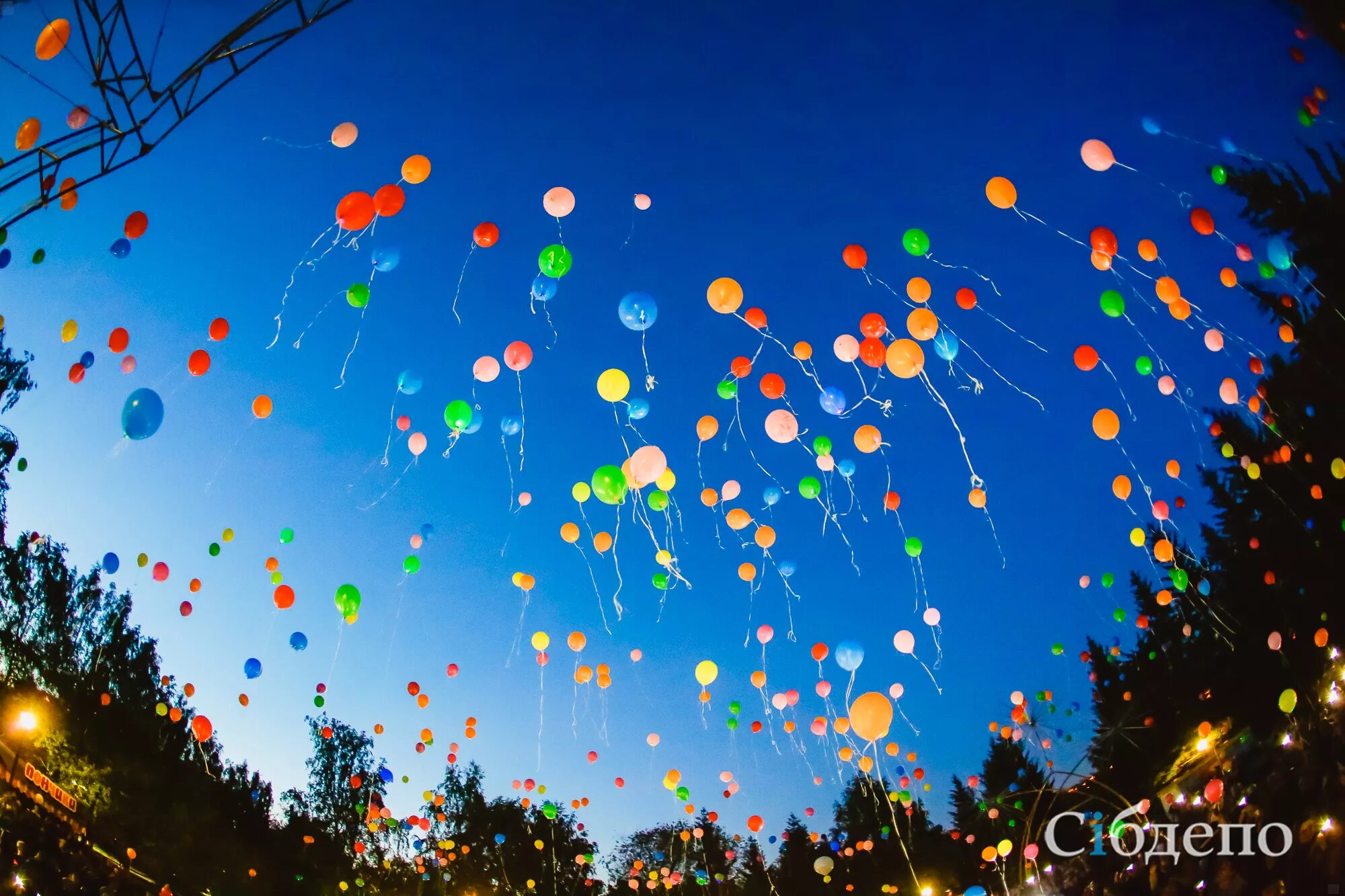 Шарики в небе. Разноцветные шары в небе. Воздушные шарики в небе. Праздничные шары в небе.
