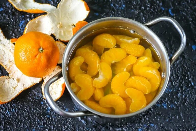Вареная кожура. Мандариновый компот. Компот из апельсинов и мандаринов. Мандариновый сок. Компот с мандаринами.