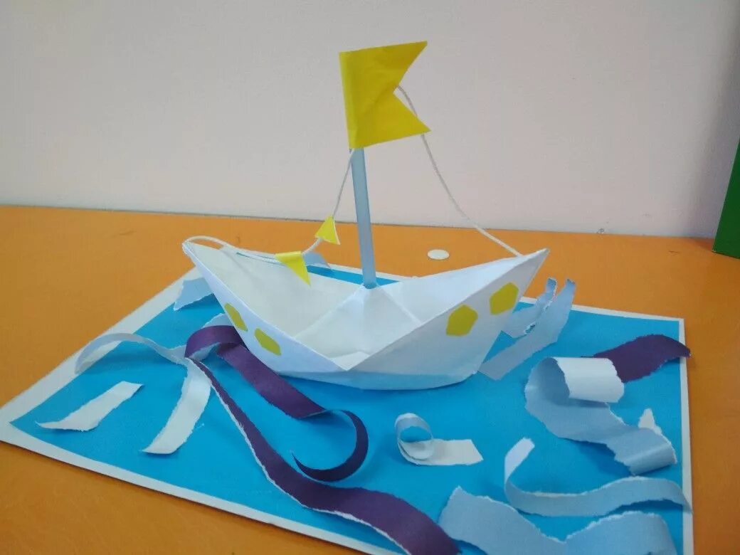 Корабль в детском саду своими руками. Кораблик оригами детский сад. Детская поделка кораблик. Аппликация корабль. Поделка кораблик аппликация.