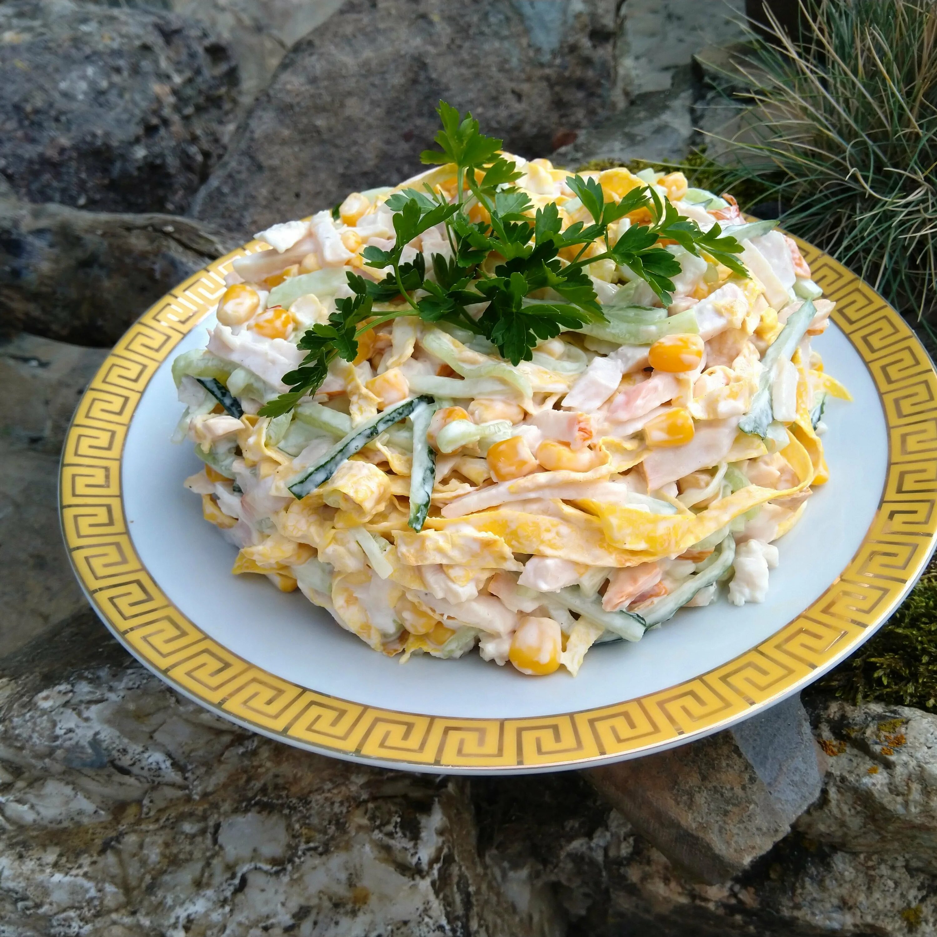 Салат с блинчиками и копченой курицей. Салат с блинчиками и курицей. Салат с яичными блинчиками. Салат с яичными блинчиками и курицей. Салат с яичными блинами и курицей.